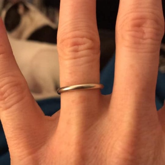 14K white gold, Size 5 women’s wedding band - Picture 2 of 3
